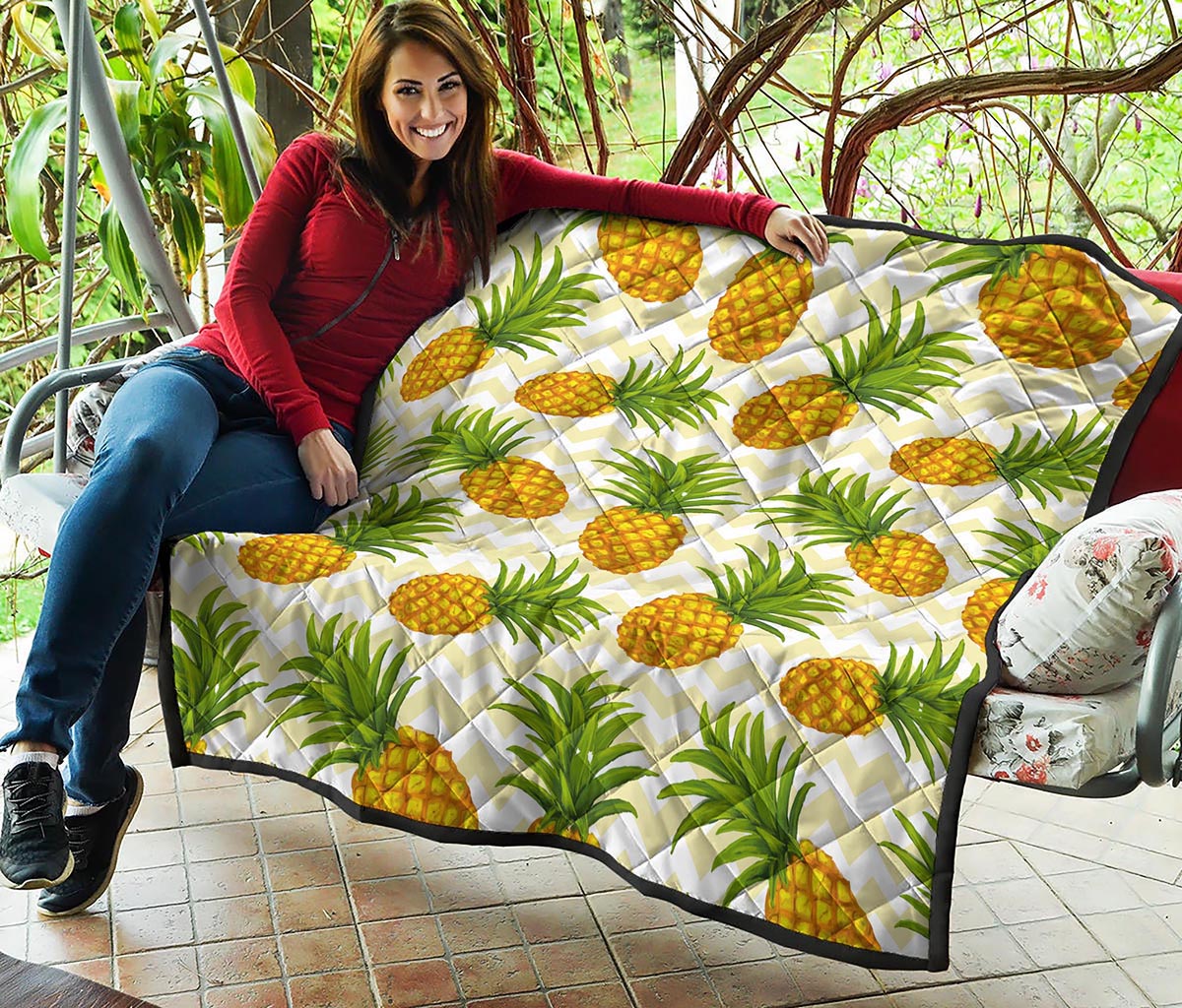 Beige Zig Zag Pineapple Pattern Print Quilt