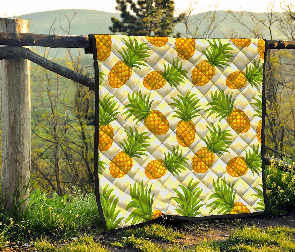 Beige Zig Zag Pineapple Pattern Print Quilt