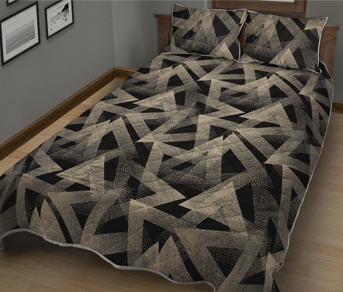 Black And Beige Geometric Triangle Print Quilt Bed Set