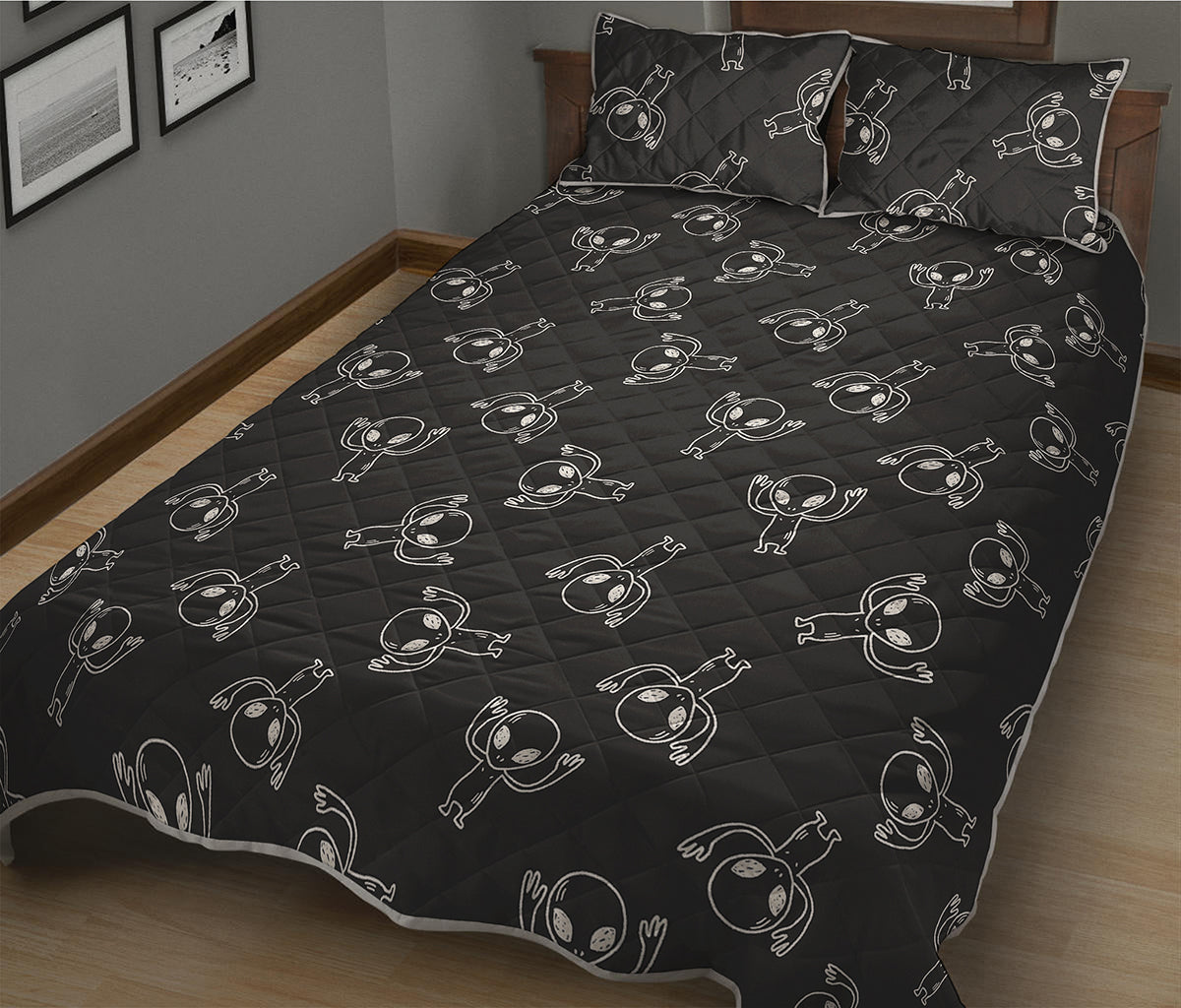 Black And White Alien Print Quilt Bed Set