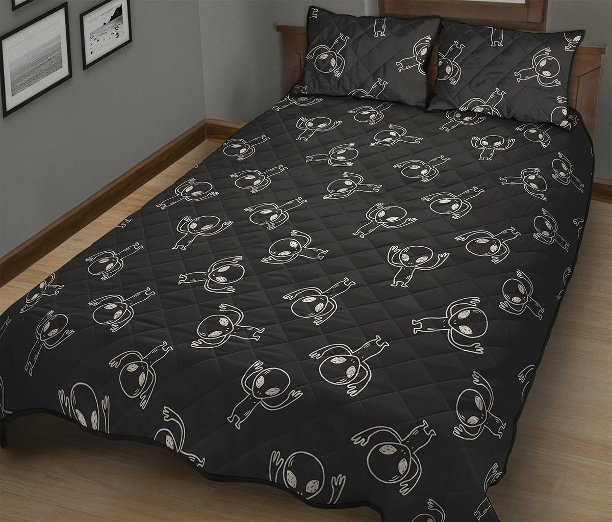 Black And White Alien Print Quilt Bed Set