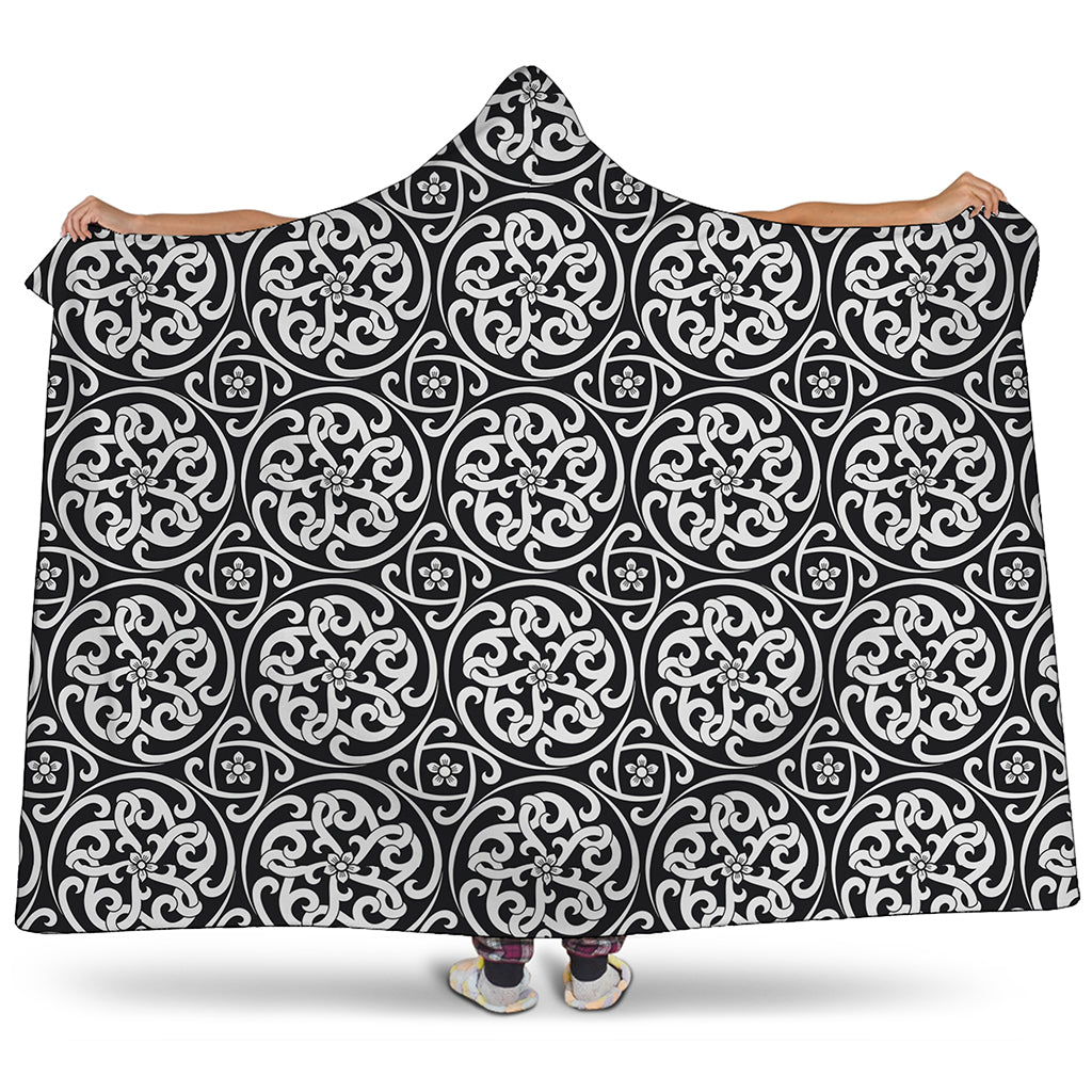 Black And White Celtic Pattern Print Hooded Blanket