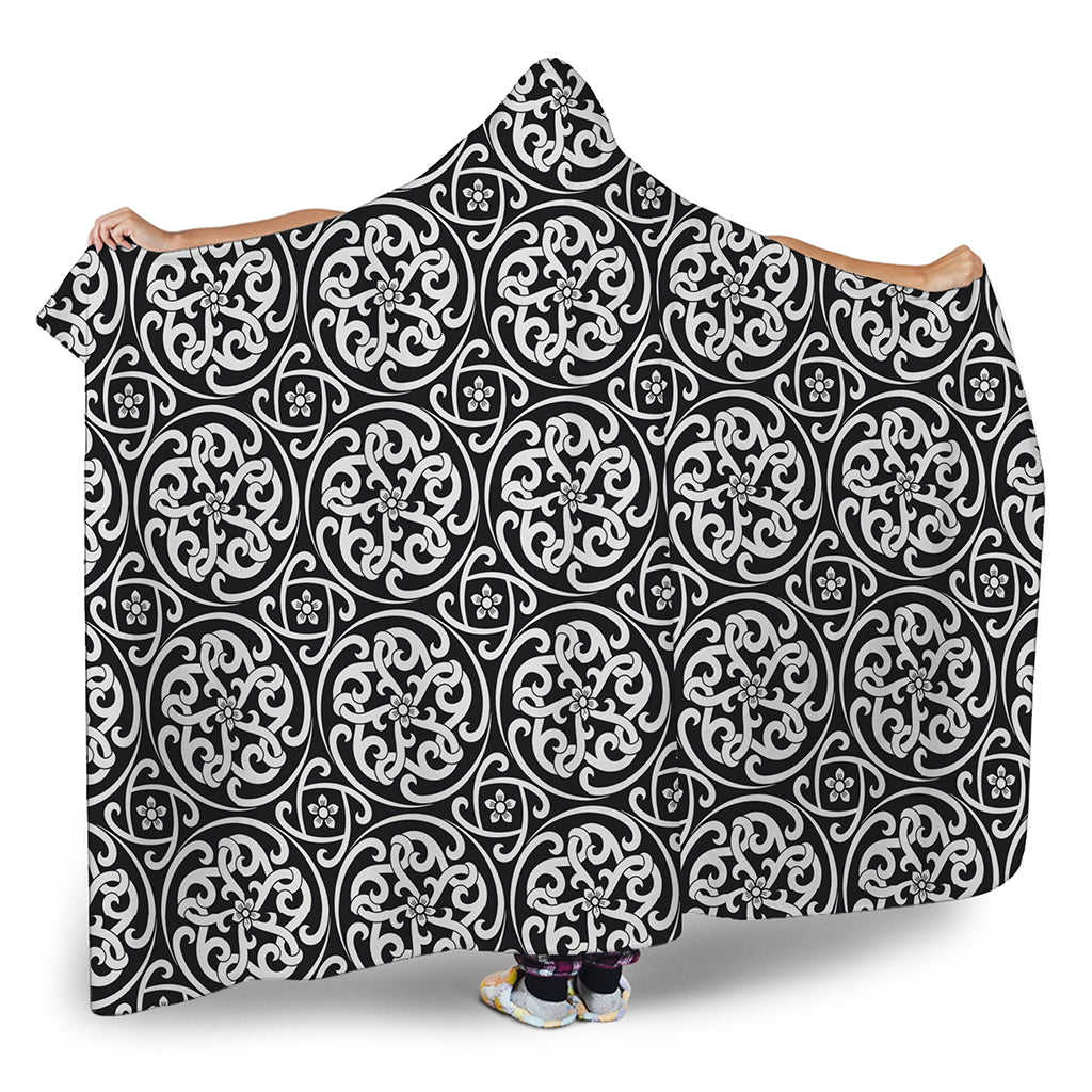 Black And White Celtic Pattern Print Hooded Blanket
