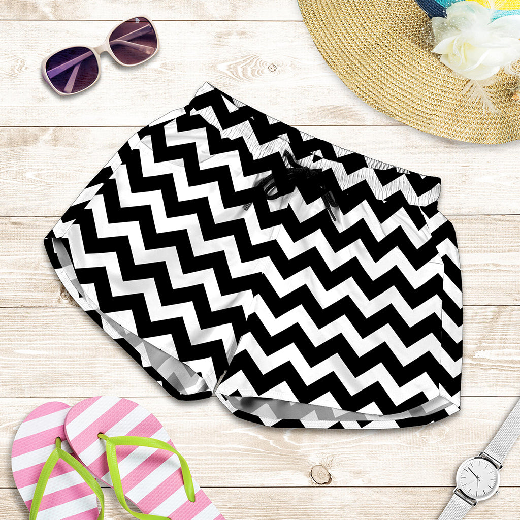 Black And White Chevron Pattern Print Women's Shorts