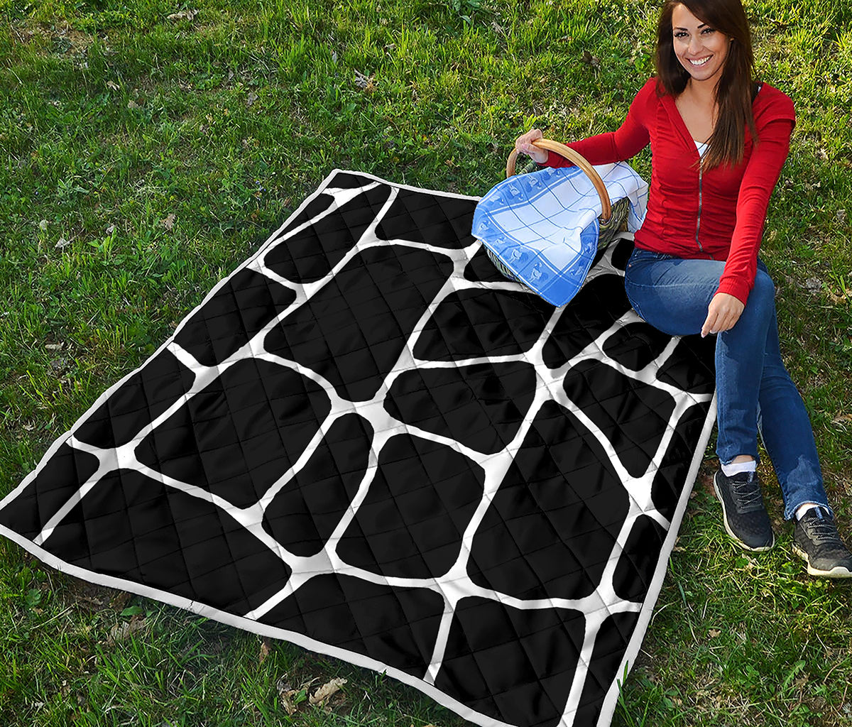 Black And White Giraffe Pattern Print Quilt