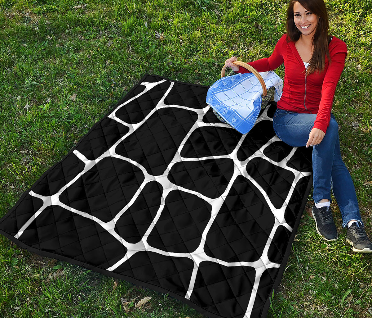 Black And White Giraffe Pattern Print Quilt