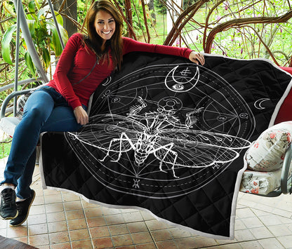 Black And White Mantis Spirit Print Quilt