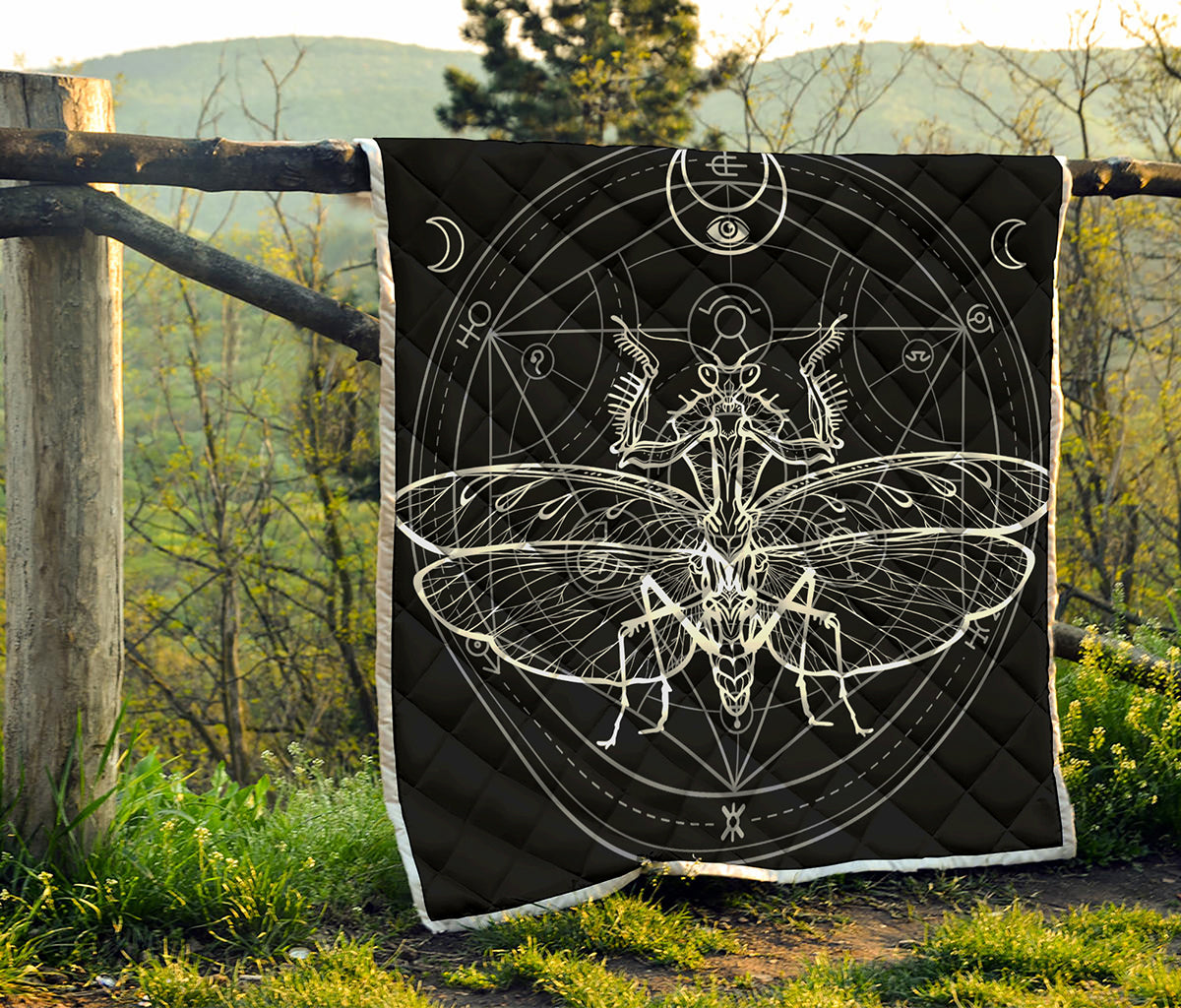 Black And White Mantis Spirit Print Quilt