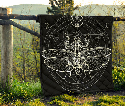 Black And White Mantis Spirit Print Quilt