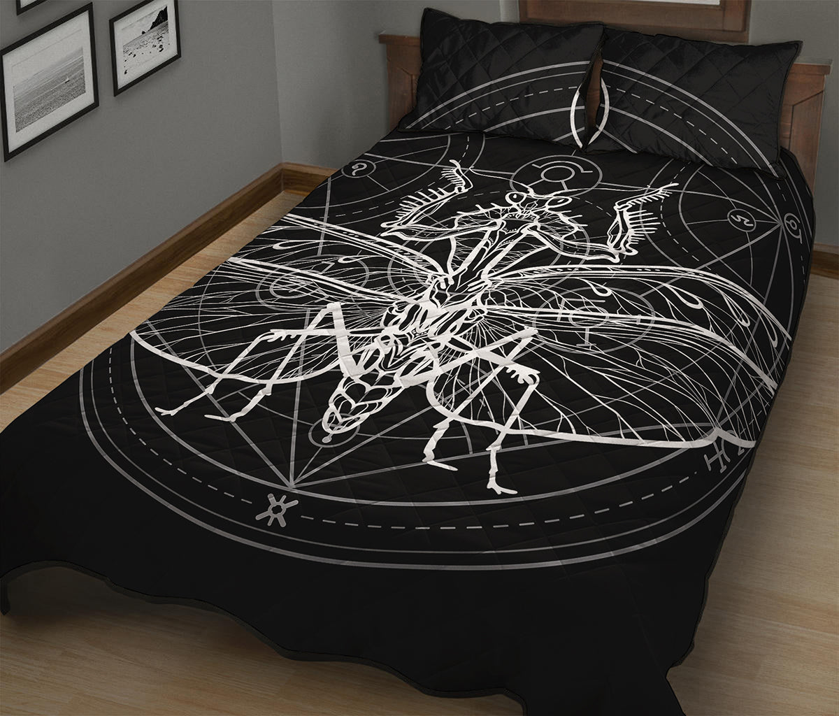Black And White Mantis Spirit Print Quilt Bed Set