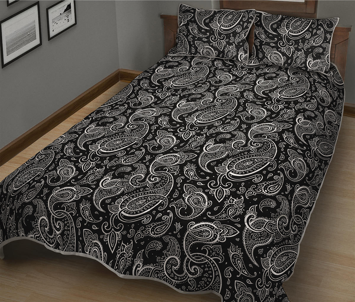 Black And White Paisley Pattern Print Quilt Bed Set