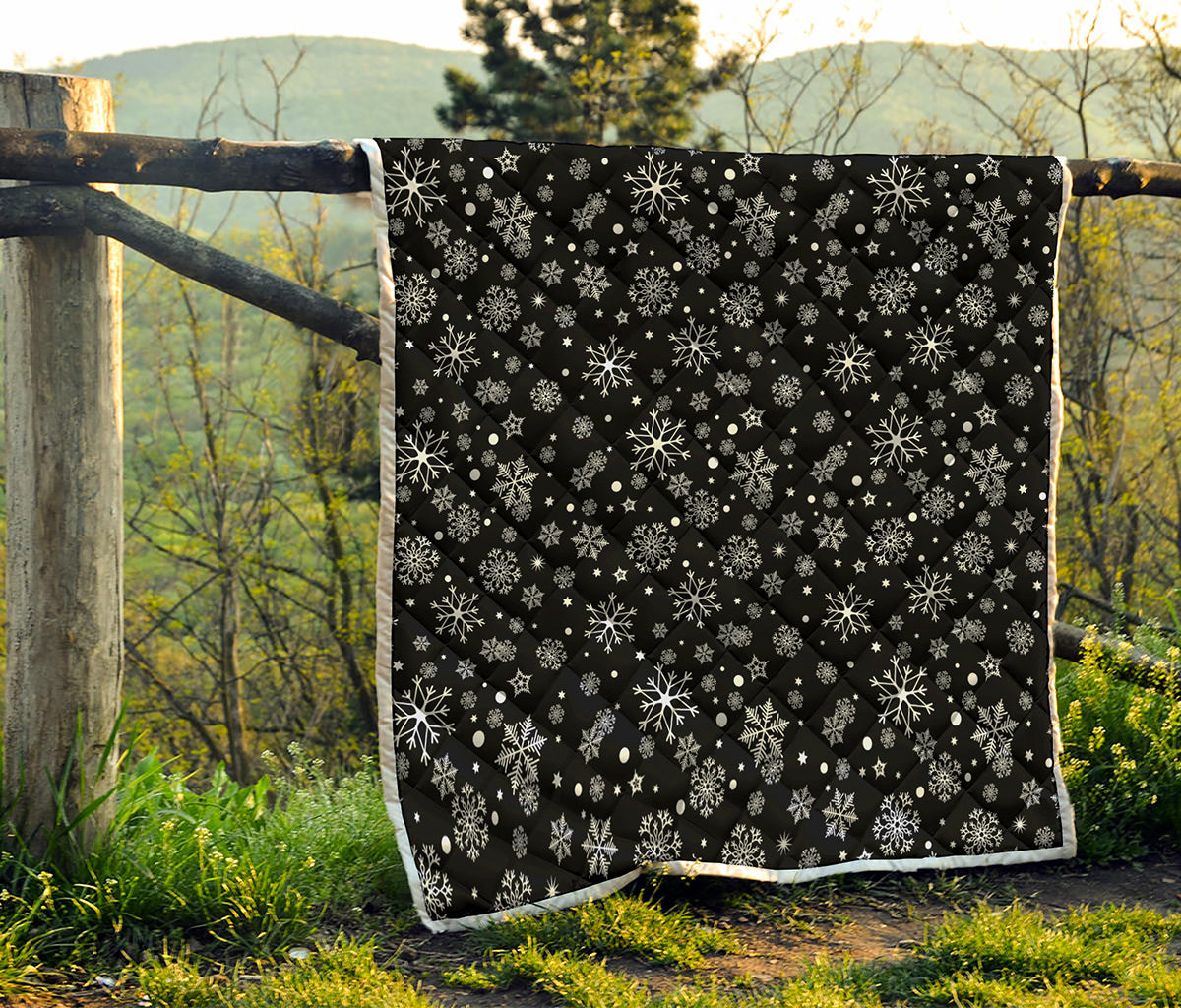 Black And White Snowflake Pattern Print Quilt