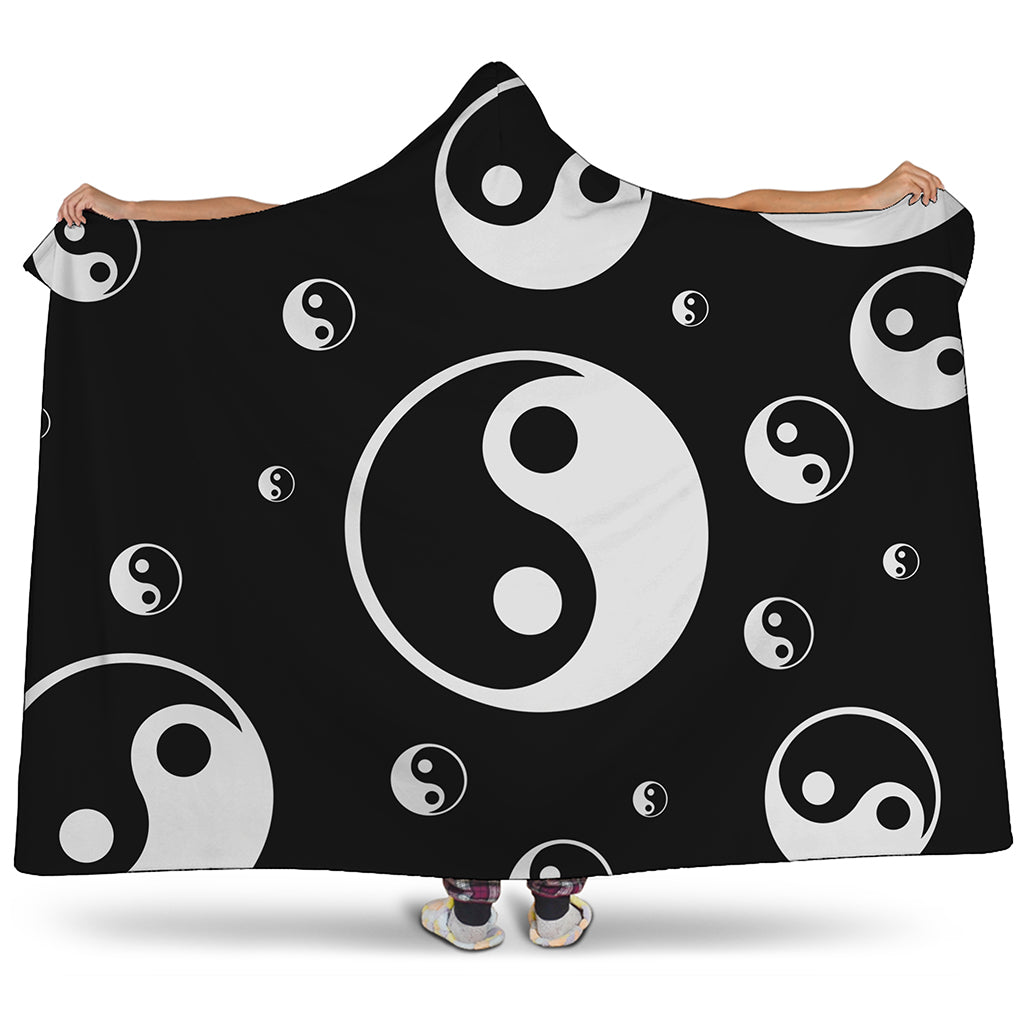 Black And White Yin Yang Pattern Print Hooded Blanket