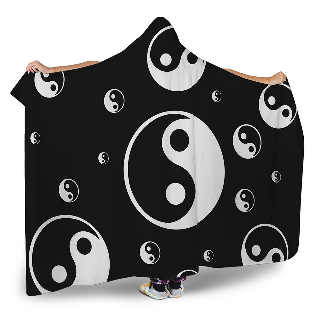 Black And White Yin Yang Pattern Print Hooded Blanket