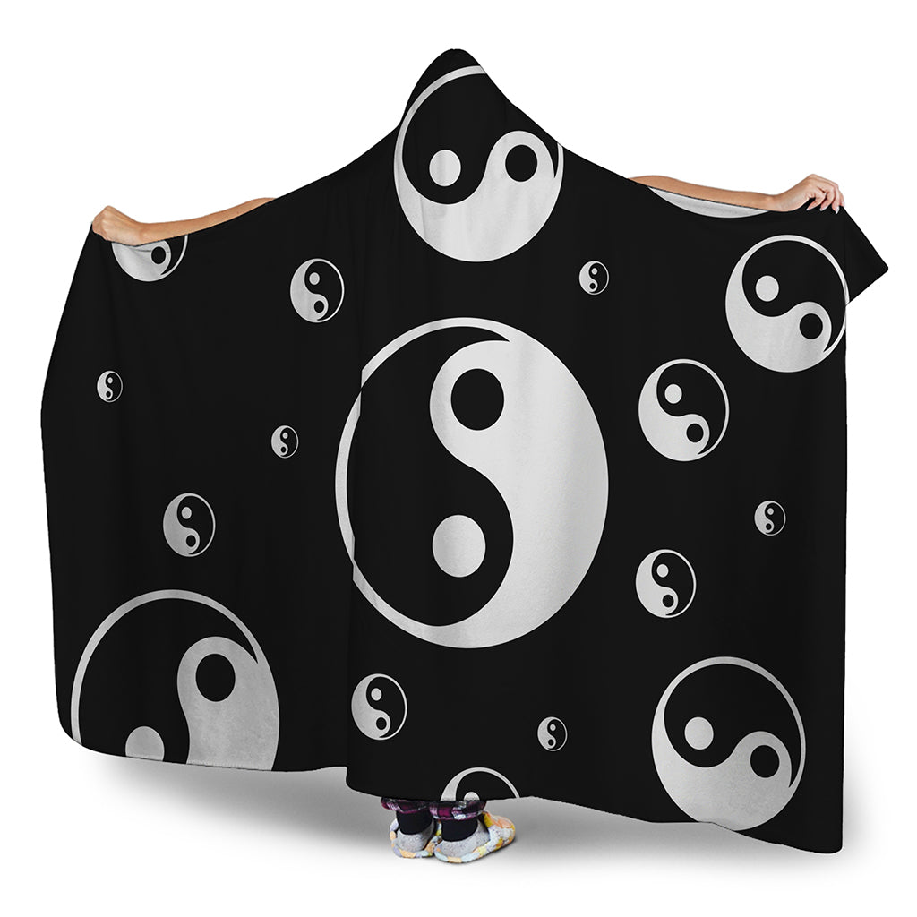 Black And White Yin Yang Pattern Print Hooded Blanket