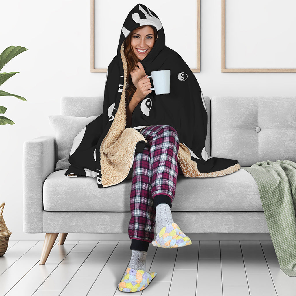 Black And White Yin Yang Pattern Print Hooded Blanket