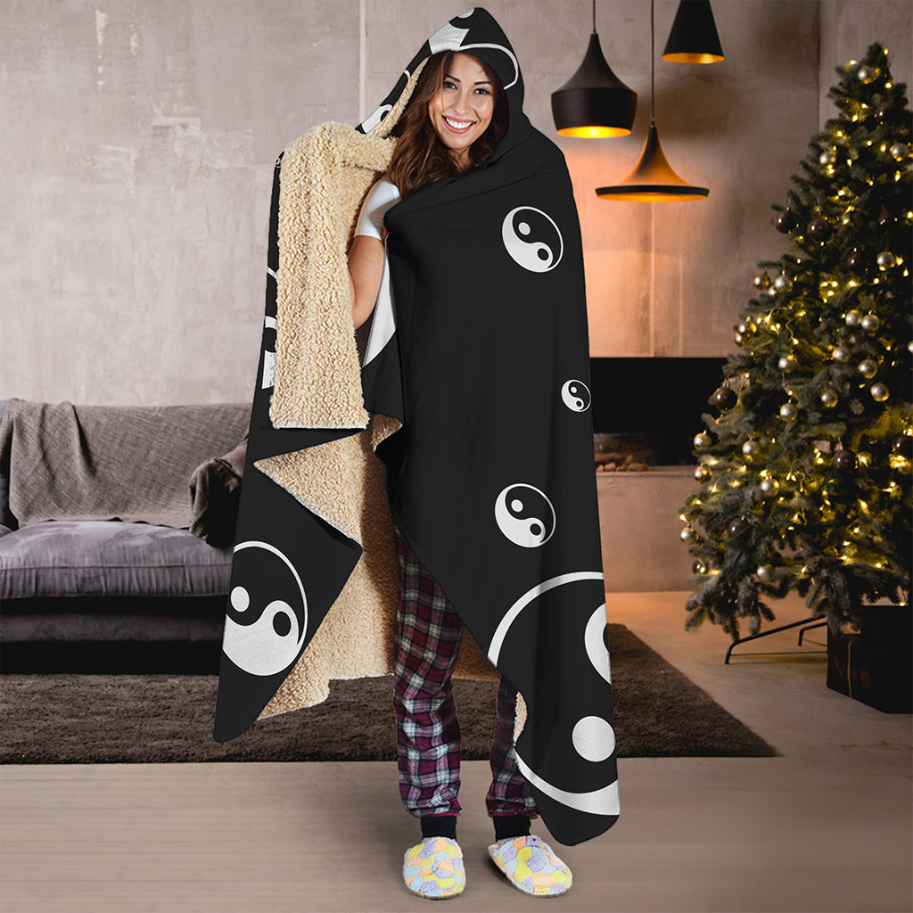Black And White Yin Yang Pattern Print Hooded Blanket