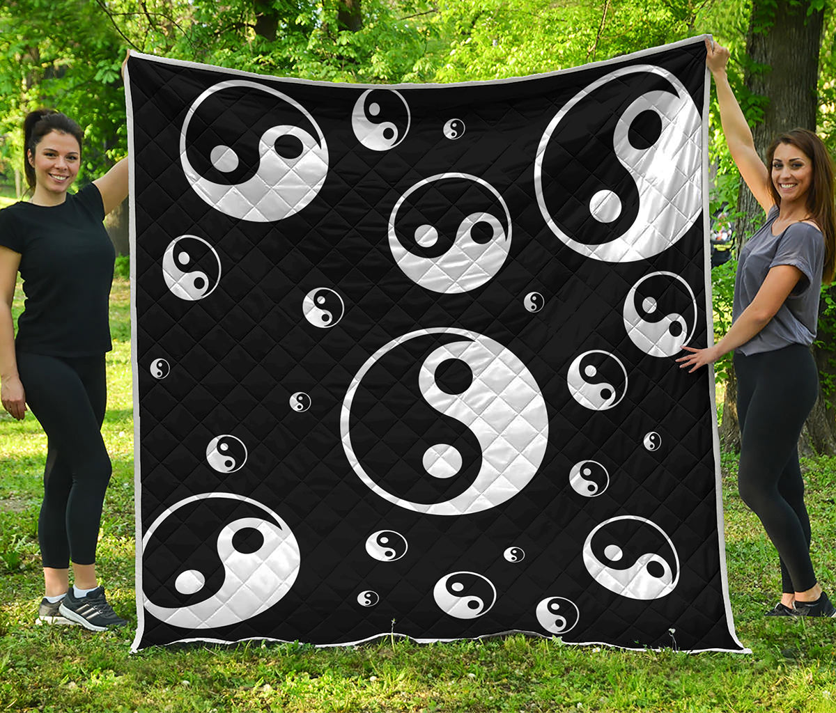 Black And White Yin Yang Pattern Print Quilt