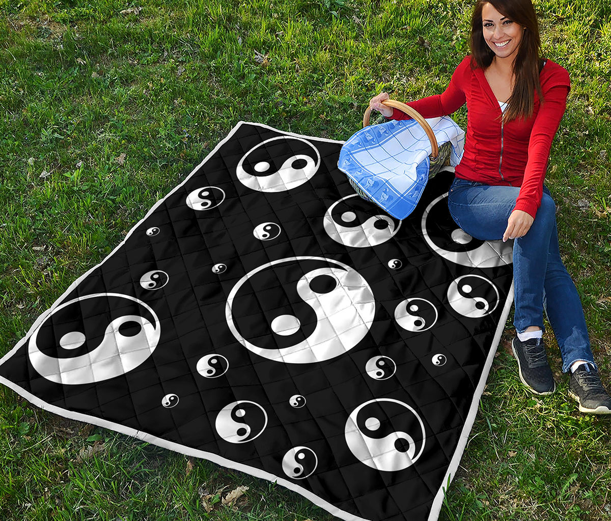 Black And White Yin Yang Pattern Print Quilt