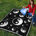 Black And White Yin Yang Pattern Print Quilt
