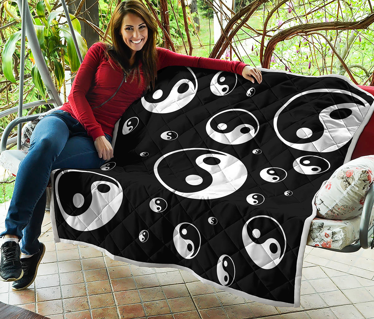 Black And White Yin Yang Pattern Print Quilt