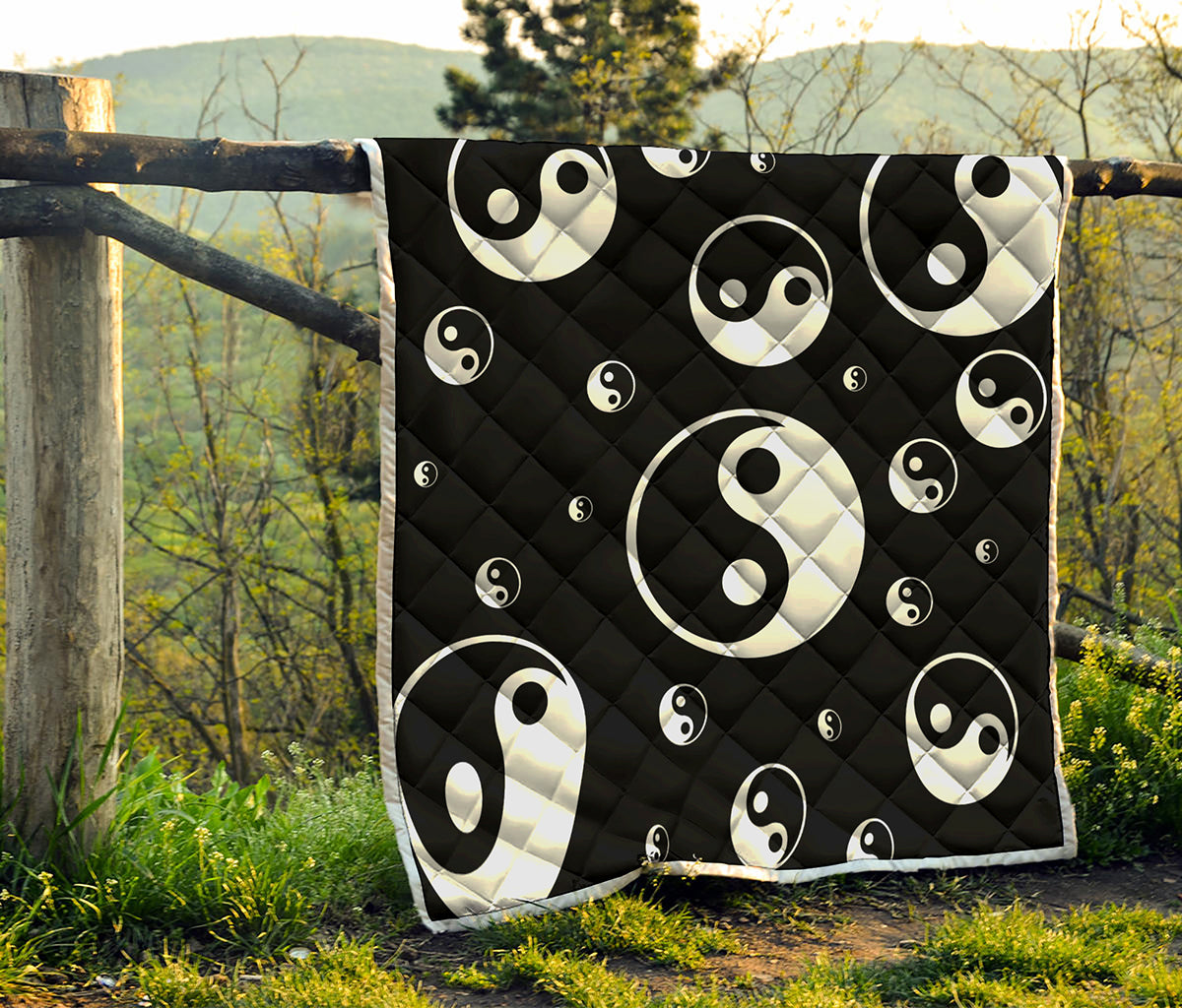 Black And White Yin Yang Pattern Print Quilt