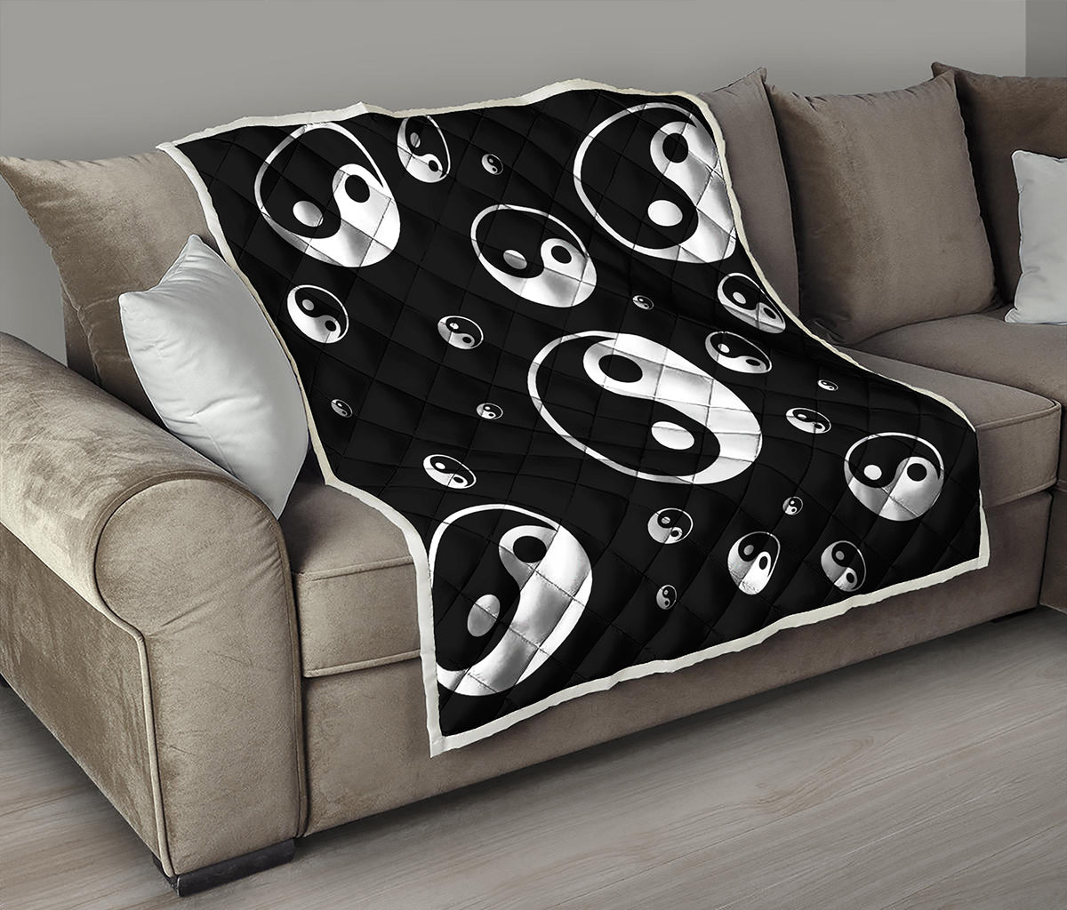 Black And White Yin Yang Pattern Print Quilt