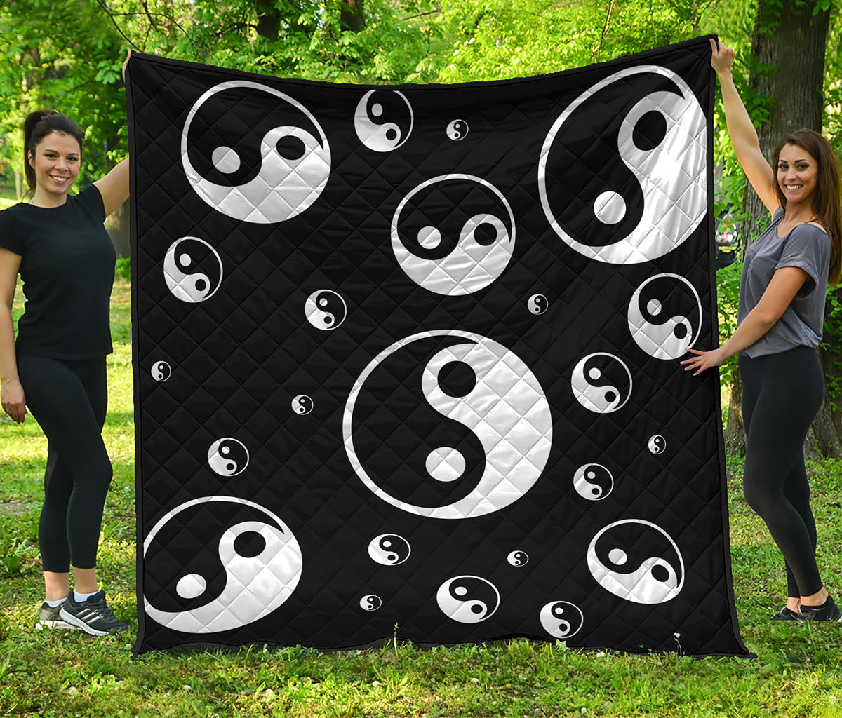 Black And White Yin Yang Pattern Print Quilt