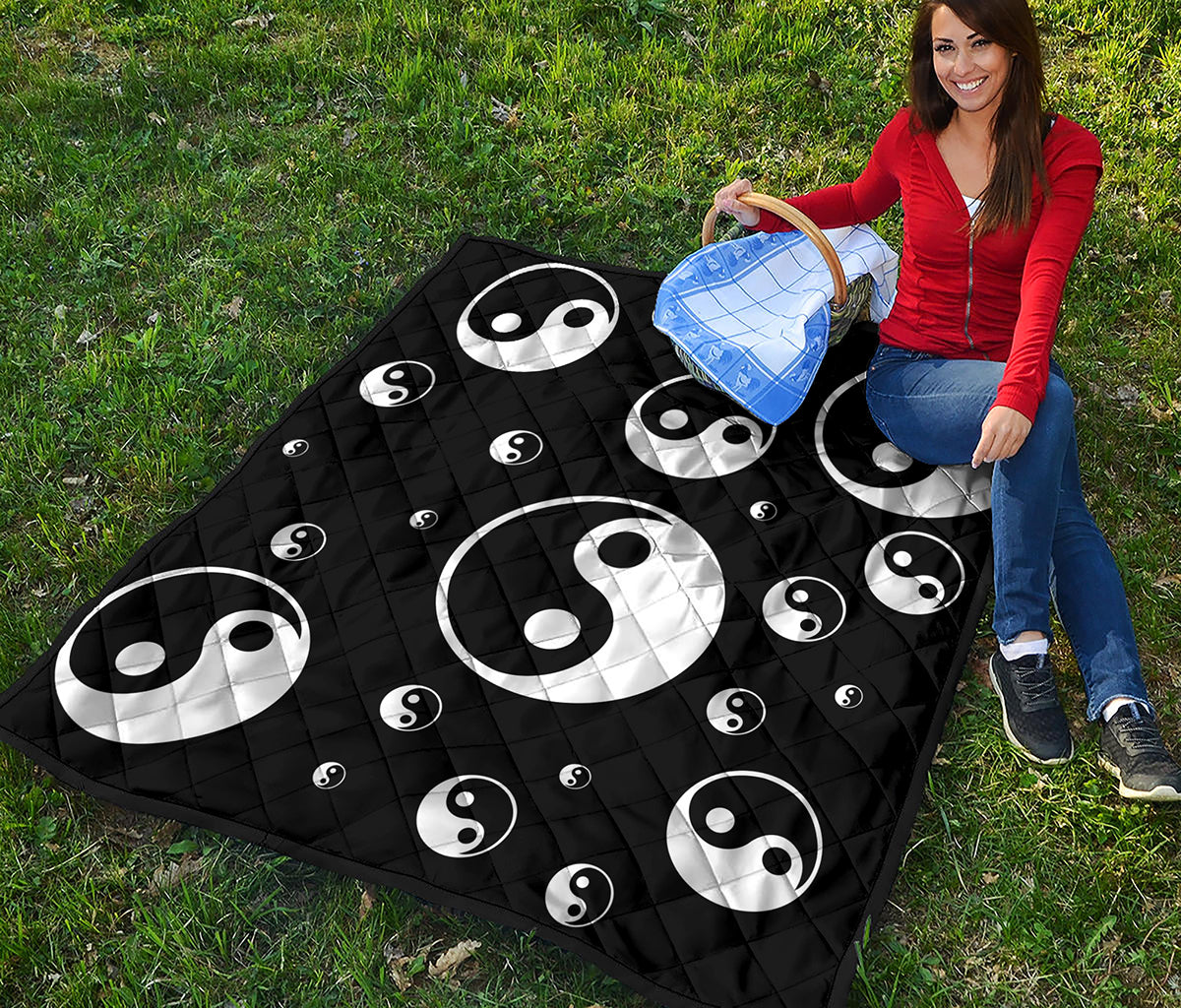 Black And White Yin Yang Pattern Print Quilt