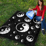 Black And White Yin Yang Pattern Print Quilt