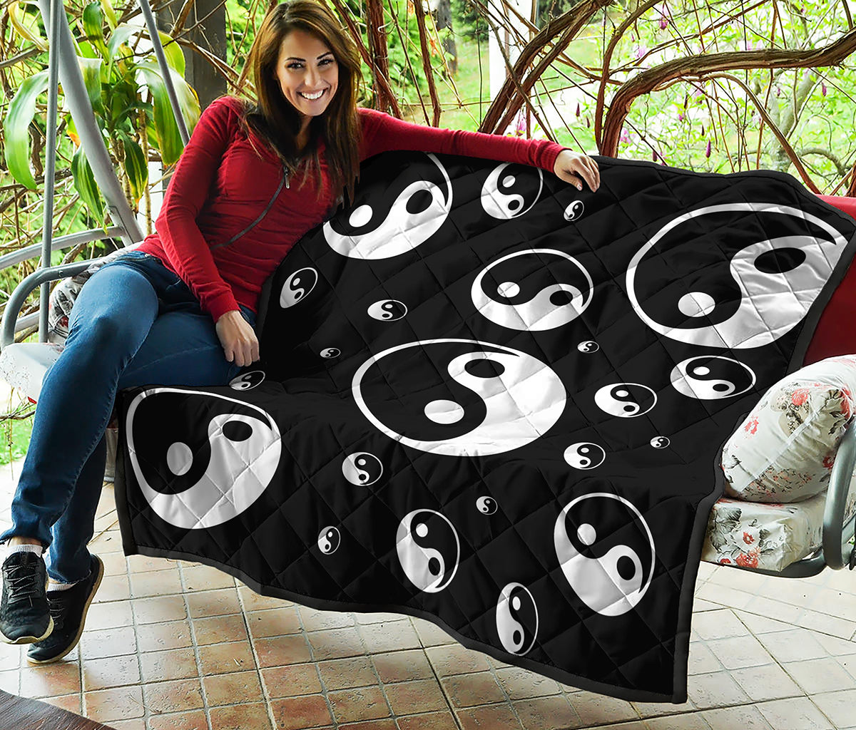 Black And White Yin Yang Pattern Print Quilt
