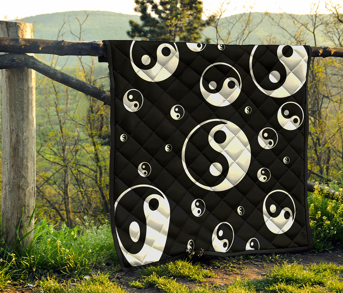 Black And White Yin Yang Pattern Print Quilt
