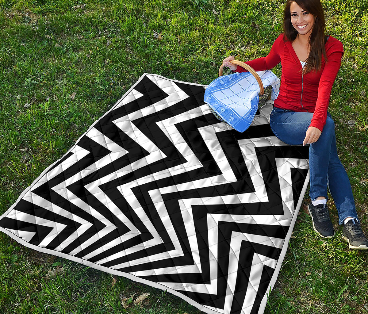Black And White Zigzag Dazzle Print Quilt