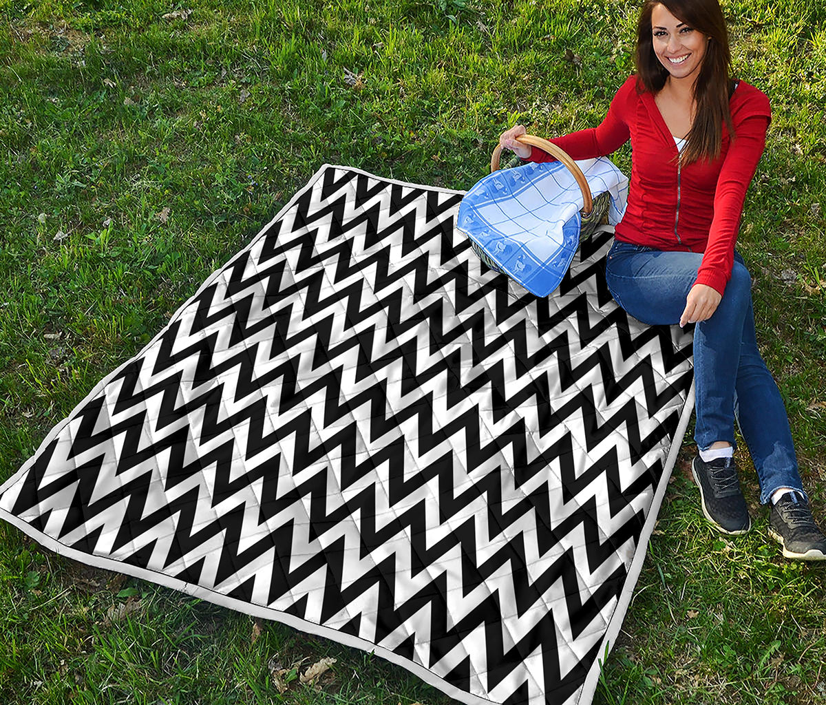 Black And White Zigzag Pattern Print Quilt