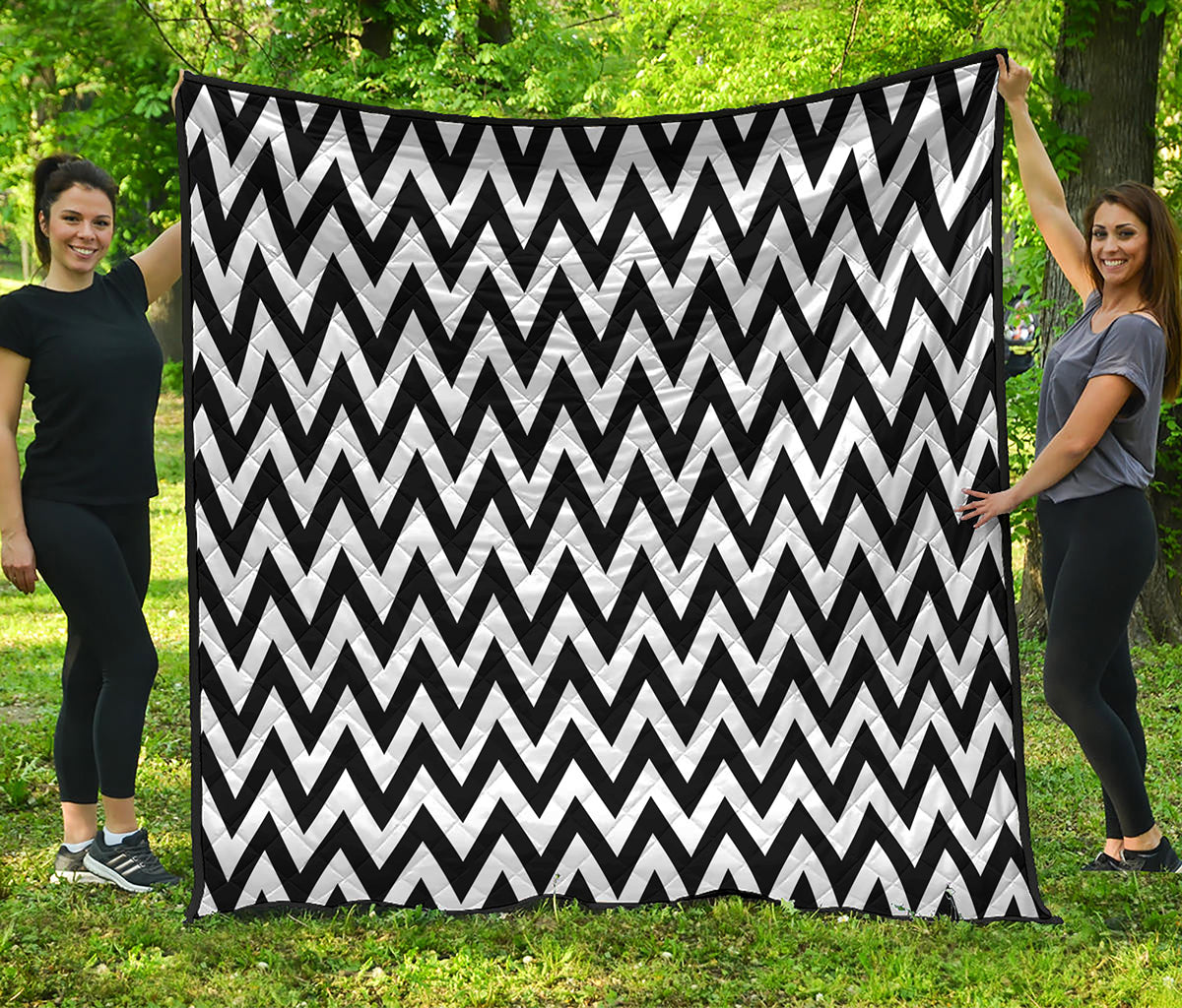 Black And White Zigzag Pattern Print Quilt
