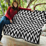 Black And White Zigzag Pattern Print Quilt