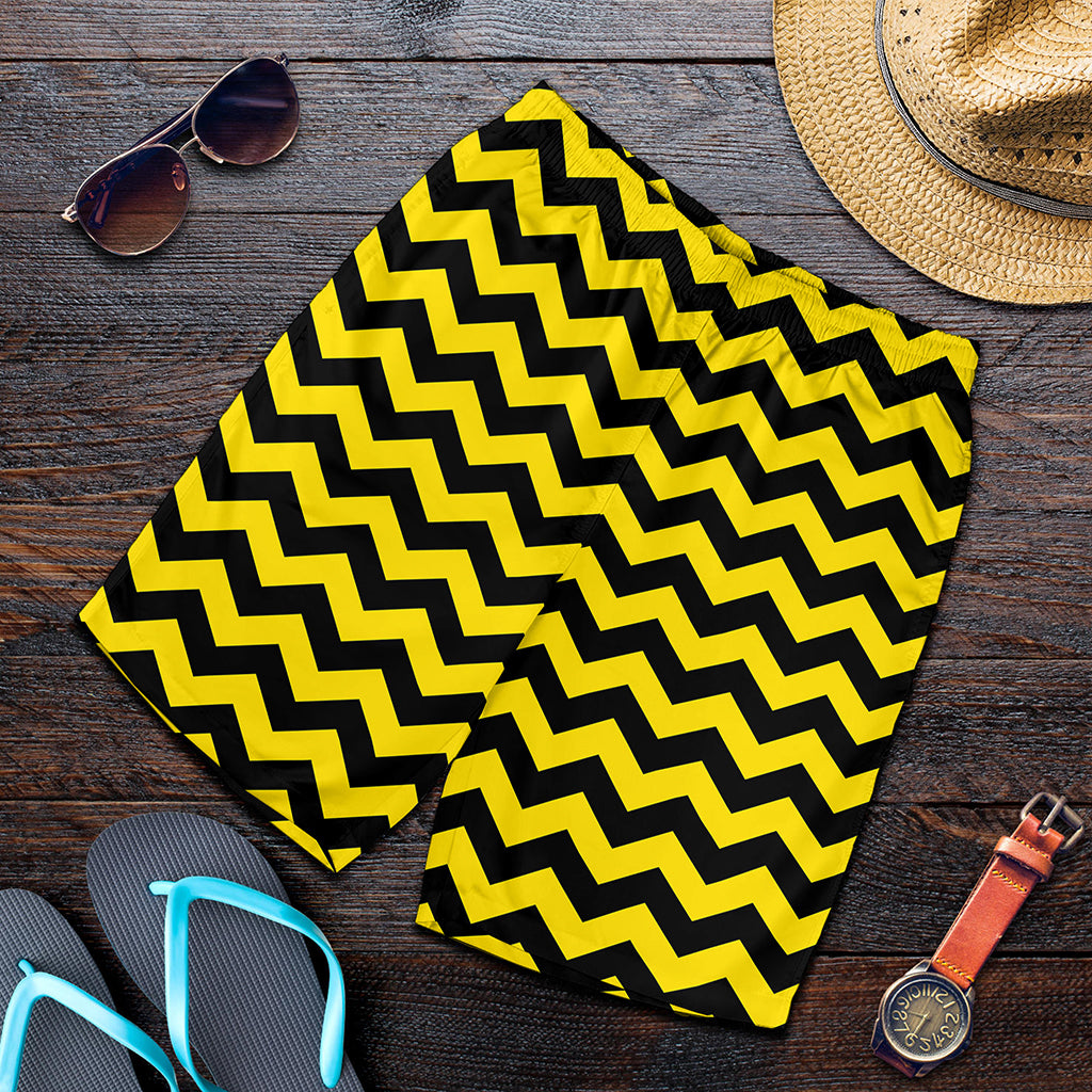 Black And Yellow Zigzag Pattern Print Men's Shorts