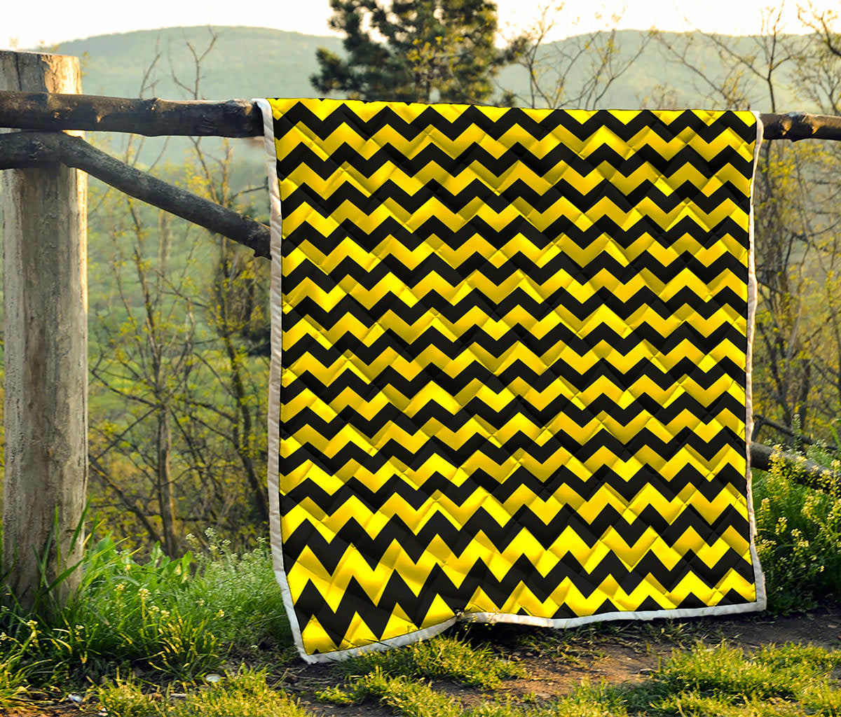 Black And Yellow Zigzag Pattern Print Quilt