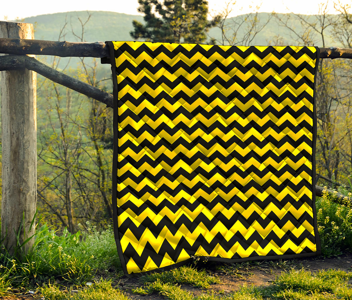 Black And Yellow Zigzag Pattern Print Quilt