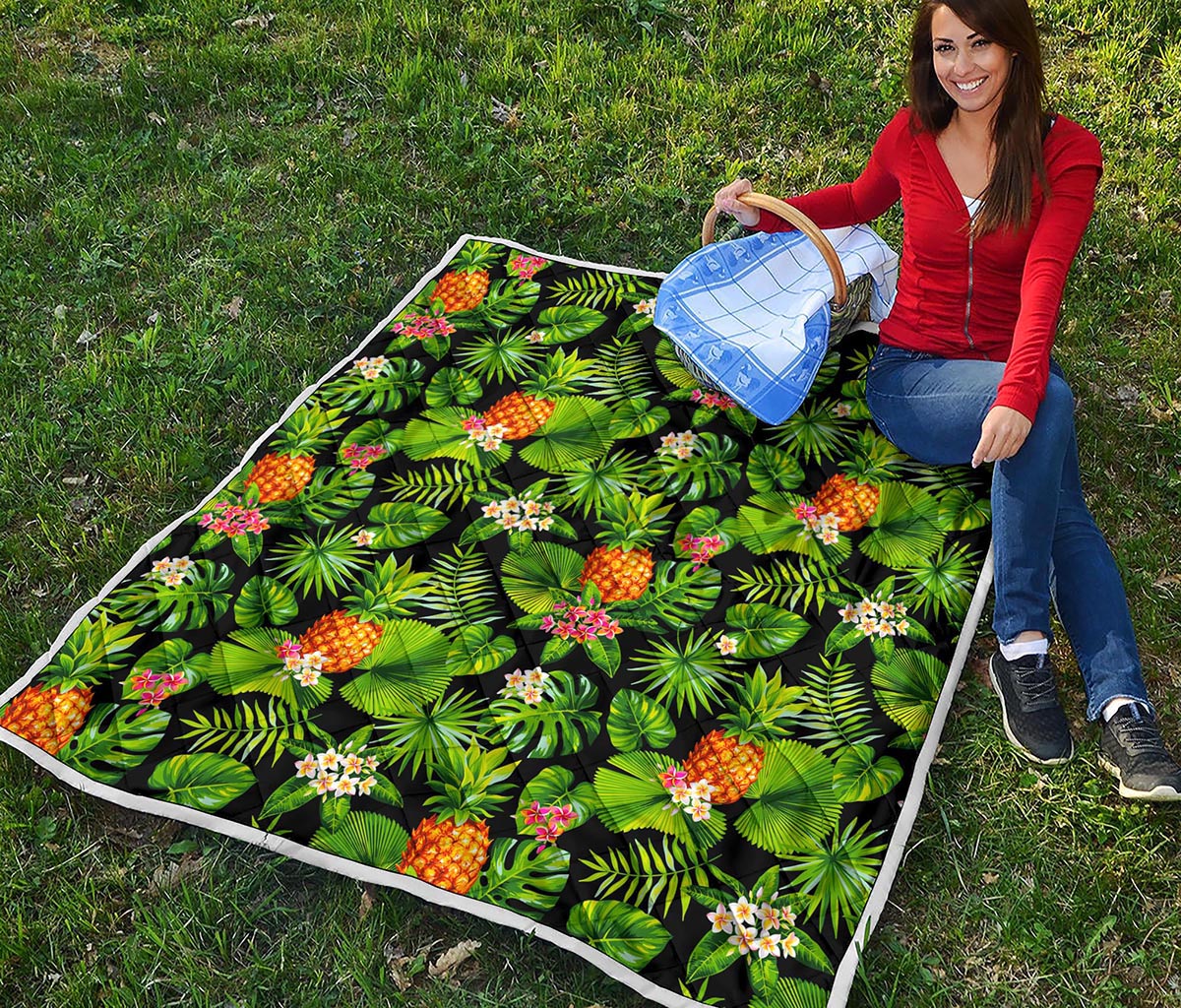 Black Hawaiian Pineapple Pattern Print Quilt