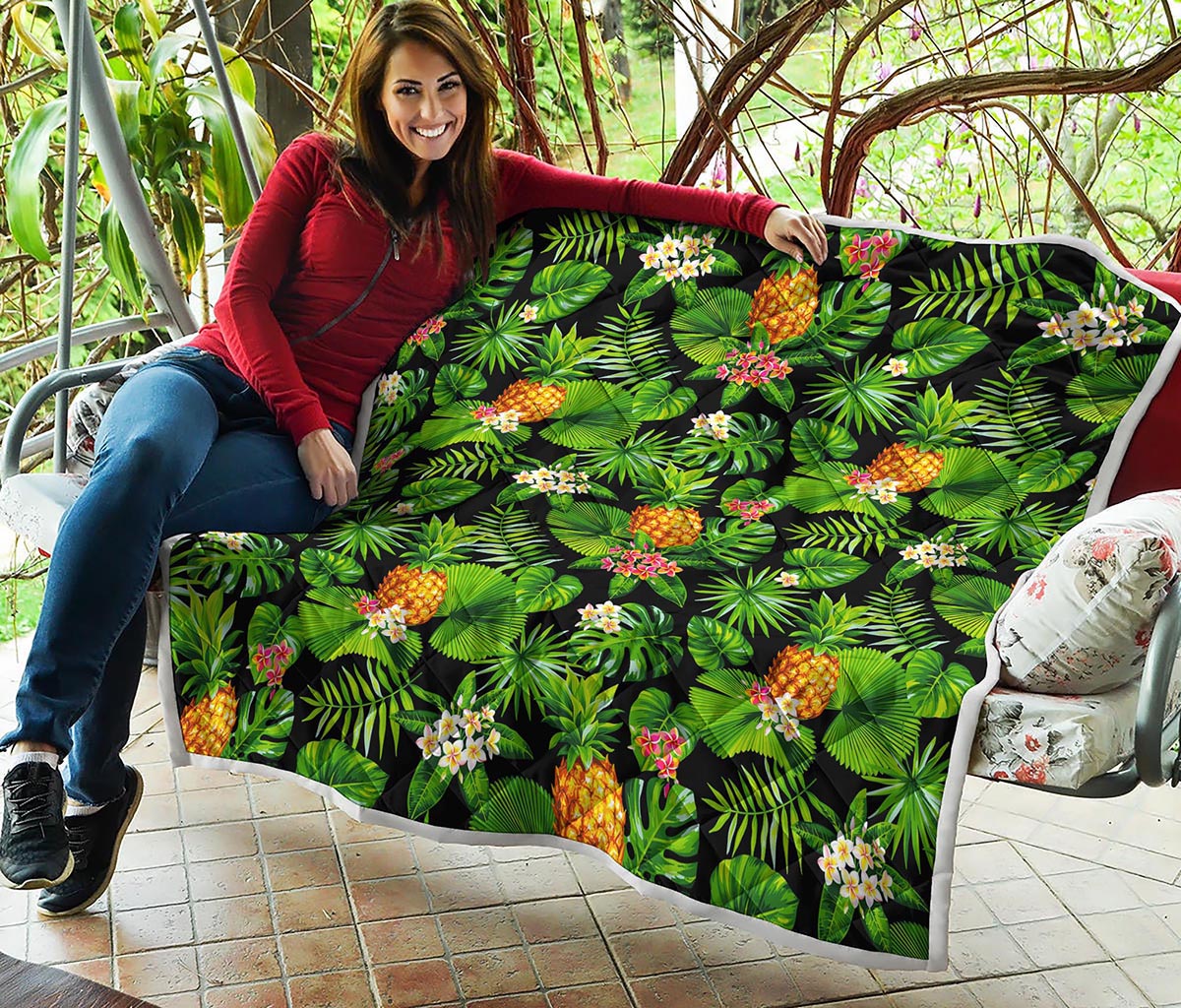 Black Hawaiian Pineapple Pattern Print Quilt
