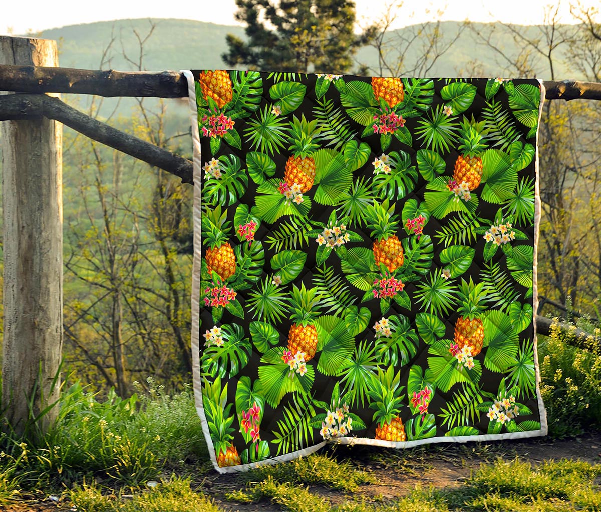 Black Hawaiian Pineapple Pattern Print Quilt