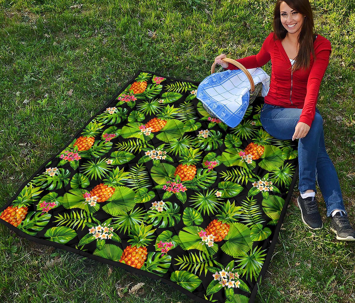 Black Hawaiian Pineapple Pattern Print Quilt