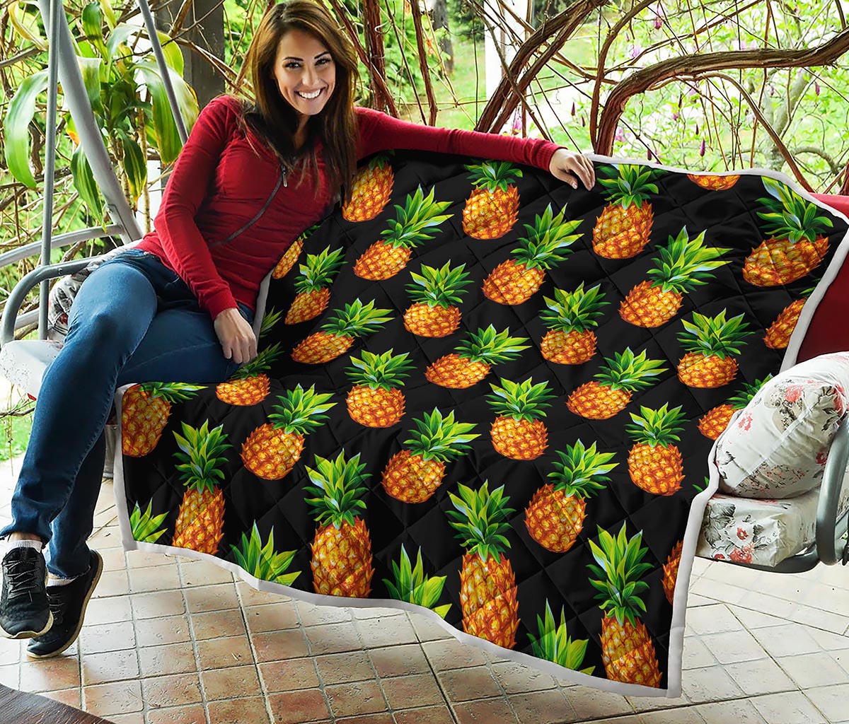Black Pineapple Pattern Print Quilt