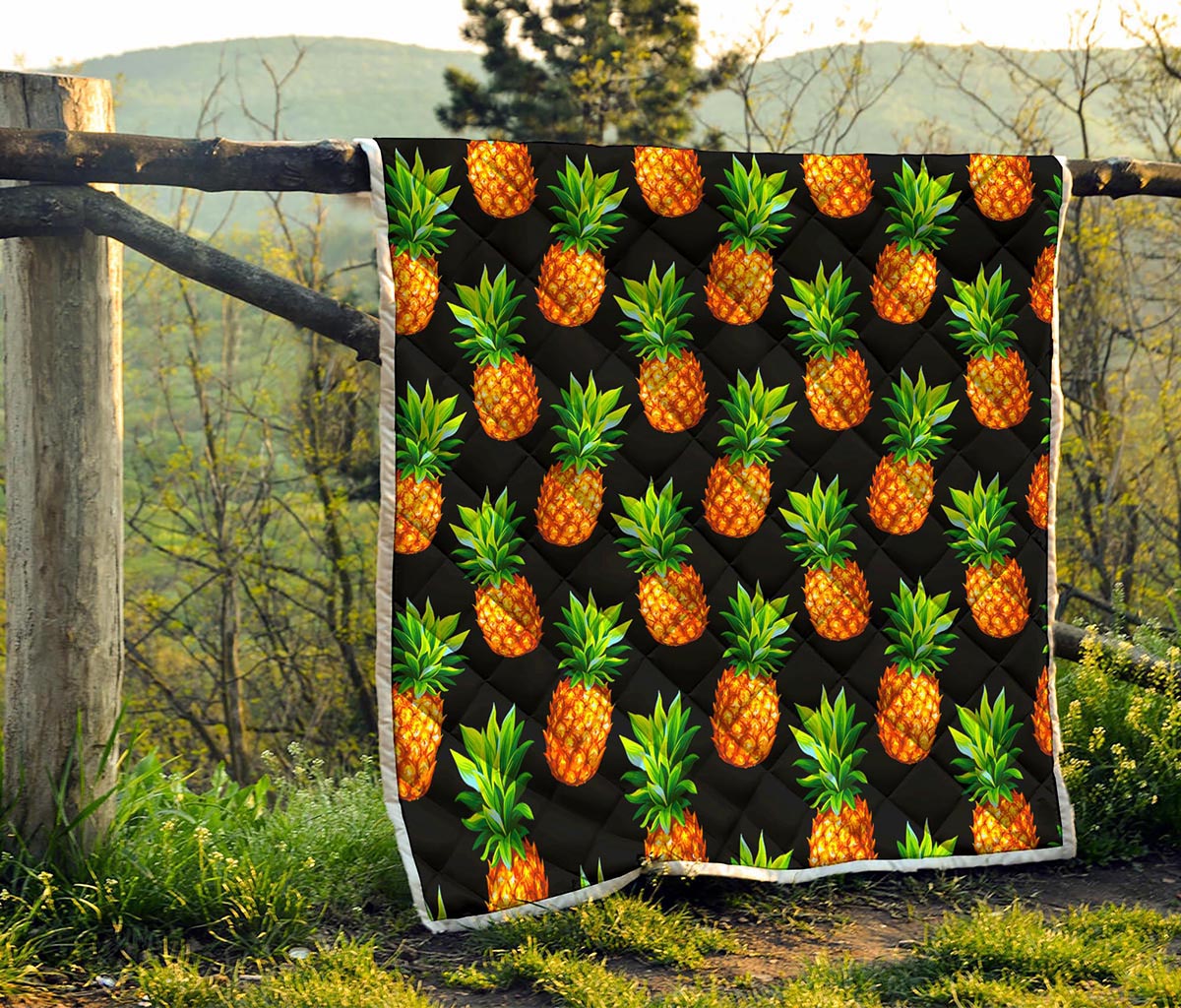 Black Pineapple Pattern Print Quilt