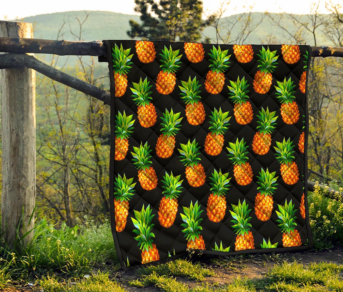 Black Pineapple Pattern Print Quilt