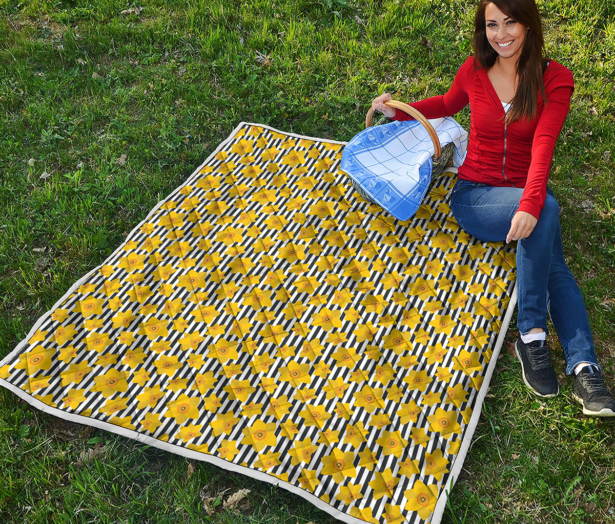 Black Striped Daffodil Pattern Print Quilt