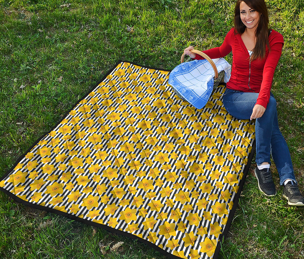 Black Striped Daffodil Pattern Print Quilt