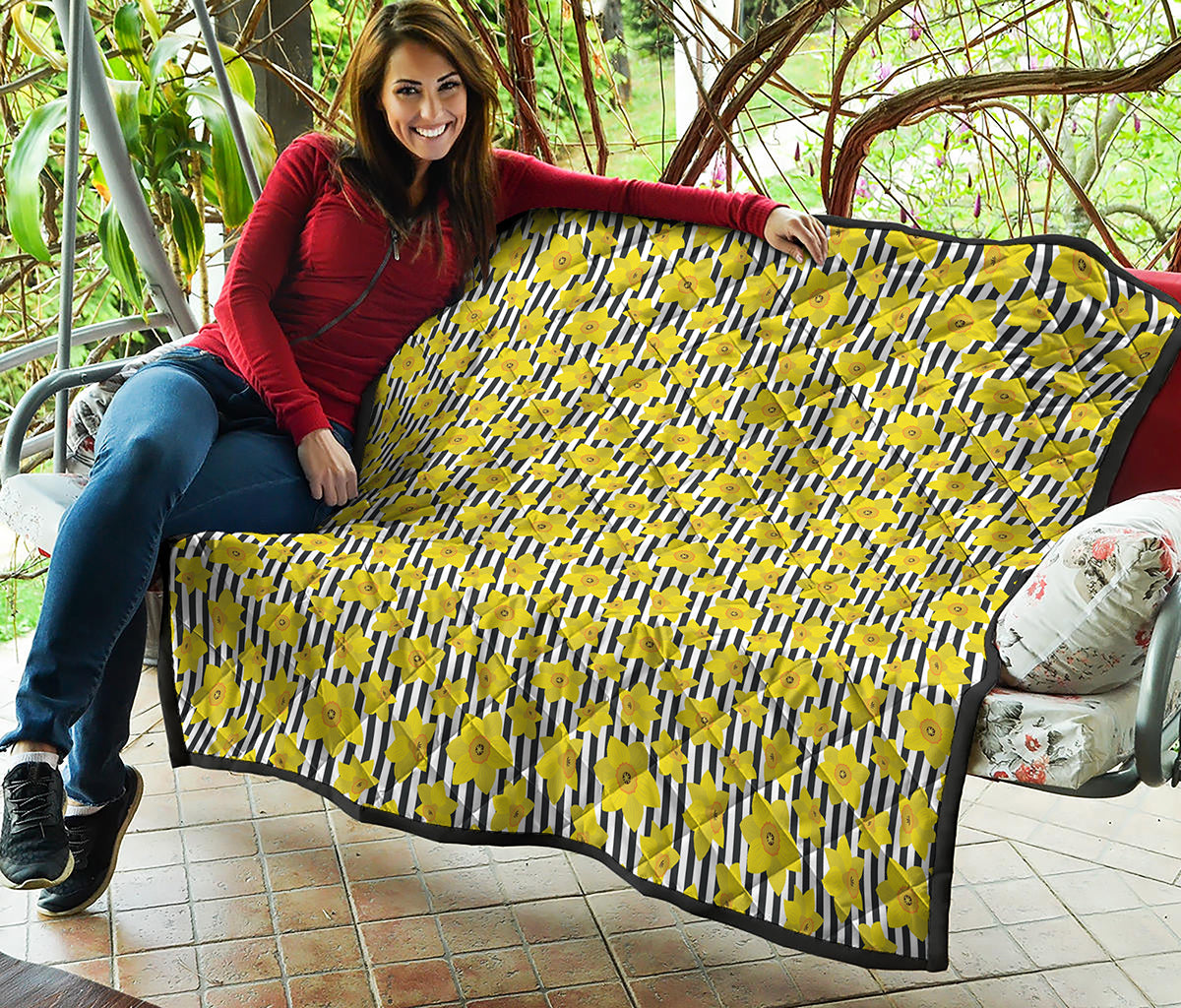 Black Striped Daffodil Pattern Print Quilt