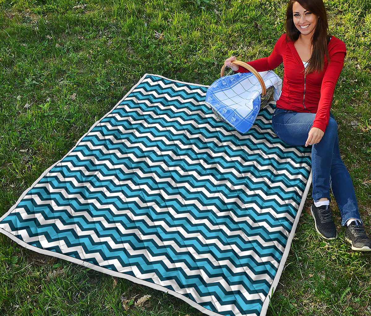 Blue And White Zigzag Pattern Print Quilt